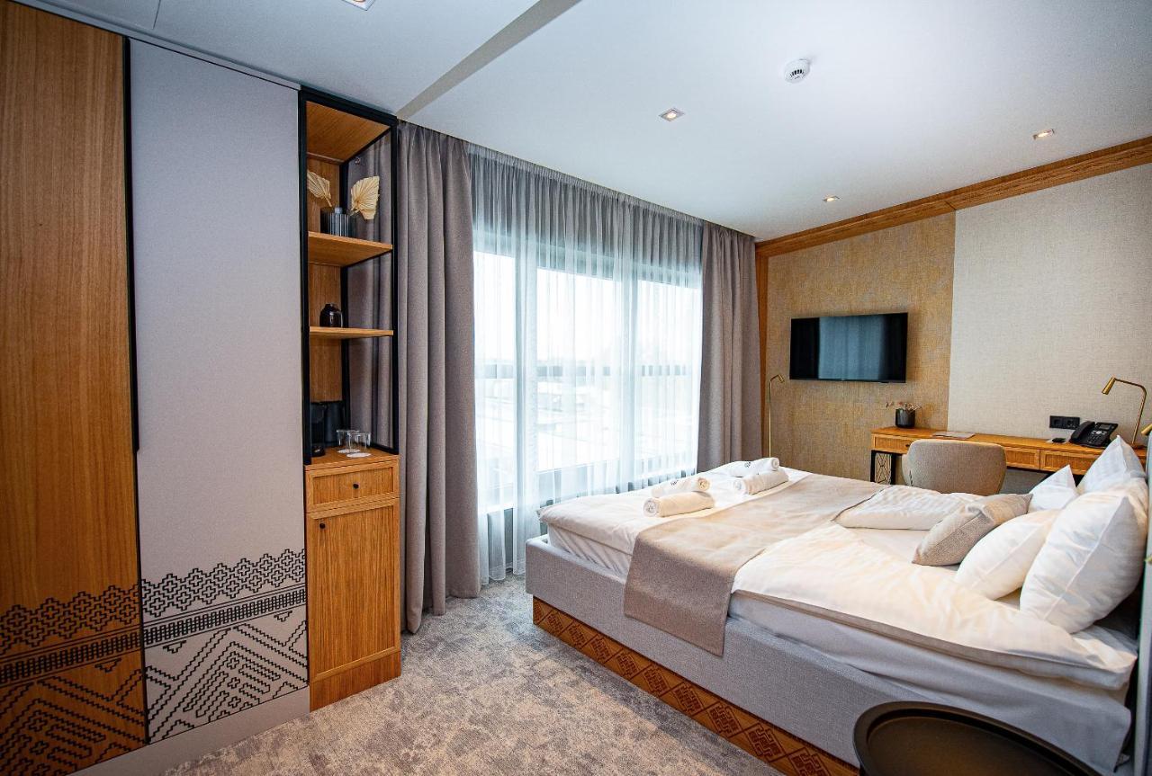 Bordur Wellness Hotel Superior Es Szonyegmuzeum Bekesszentandras Ngoại thất bức ảnh