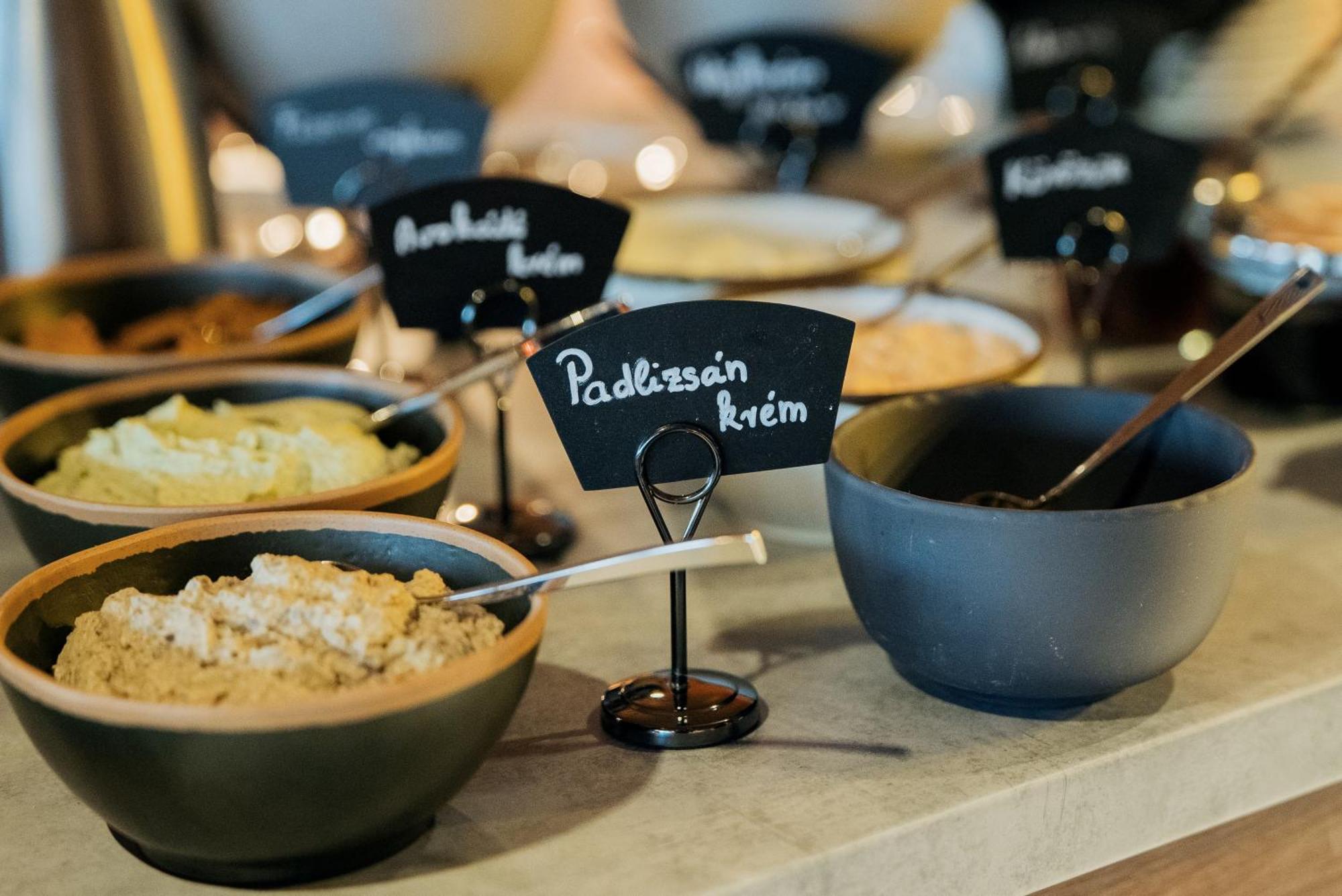 Bordur Wellness Hotel Superior Es Szonyegmuzeum Bekesszentandras Ngoại thất bức ảnh
