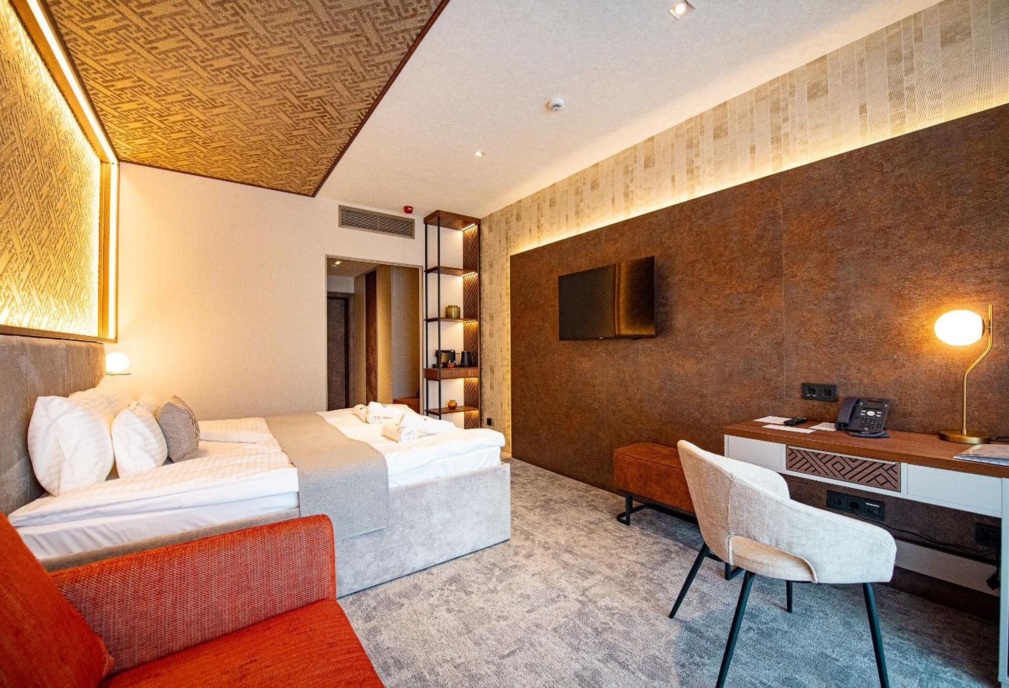Bordur Wellness Hotel Superior Es Szonyegmuzeum Bekesszentandras Ngoại thất bức ảnh