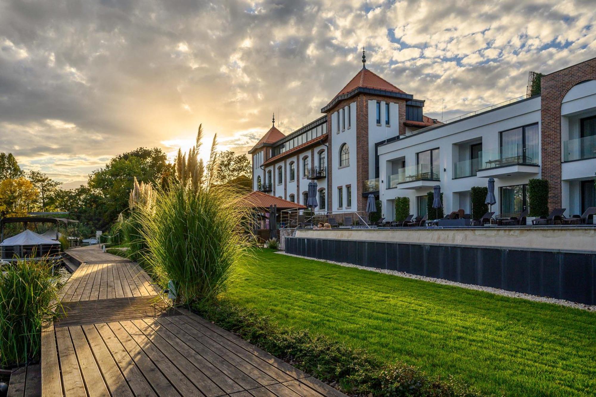 Bordur Wellness Hotel Superior Es Szonyegmuzeum Bekesszentandras Ngoại thất bức ảnh