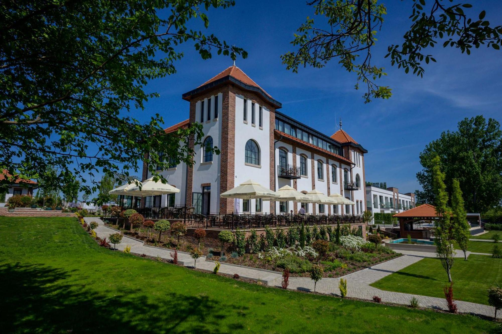 Bordur Wellness Hotel Superior Es Szonyegmuzeum Bekesszentandras Ngoại thất bức ảnh