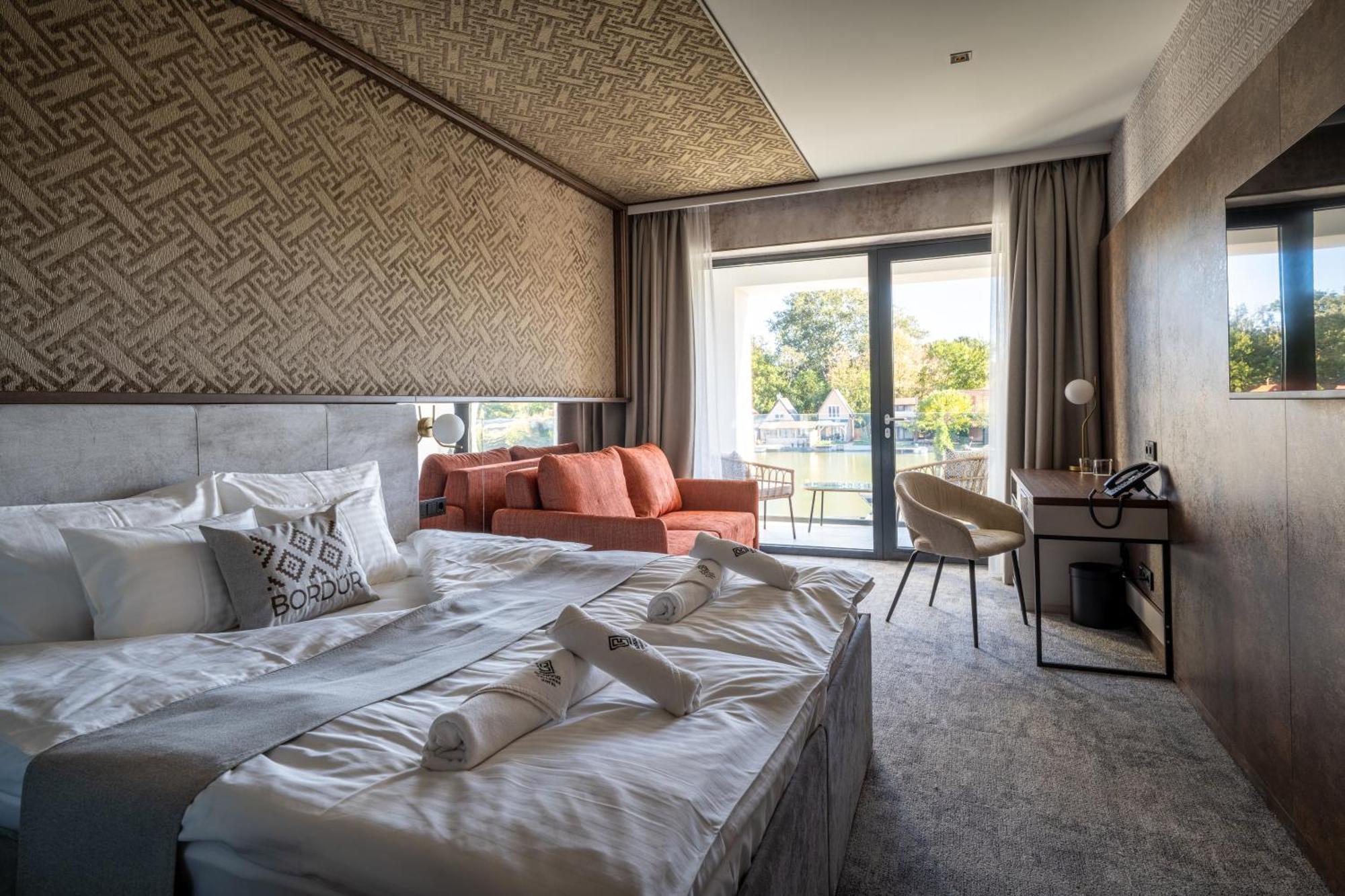 Bordur Wellness Hotel Superior Es Szonyegmuzeum Bekesszentandras Ngoại thất bức ảnh